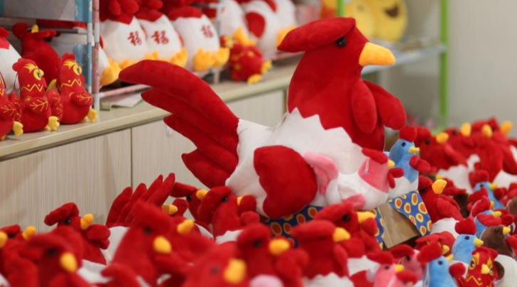 “鸡”祥物年饰品提前上市迎新年