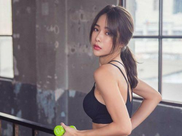 紧身打底裤小姐姐饱满有活力，明艳动人的打扮，干净清爽的魅力！