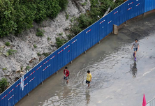 父子因暴雨被困 消防抛绳营救