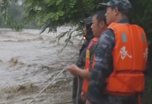 暴雨来袭 救援中惊险一幕