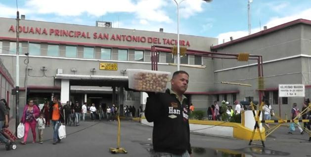 委内瑞拉被逼卖黄金还债 民众看到食物都哭了