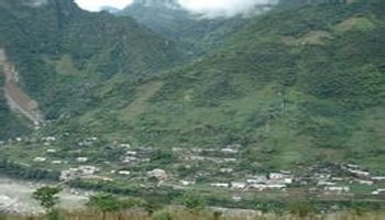 东邻子里甲村委会,南邻金秀谷村委会,西邻缅甸,北邻架科底乡里吾底村.