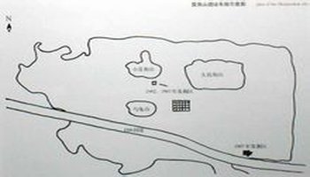 良渚古城大致以良渚遗址区内的莫角山遗址为中心,南北长1800—1900米