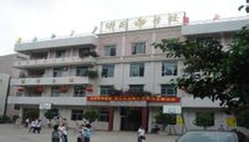 学校设有中,小学部,另设绿苑小学,绿叶小学两个分校,共3000余名在校