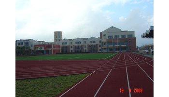 在文献名邦这块人杰地灵的土地上,矗立着一所有百年历史的名校――