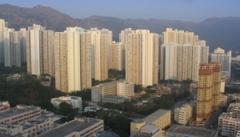黄大仙庙是香港香火最旺的地方,创立于公元1921年,经过数十年的悉心