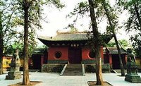 出了四平市,向东南不远就能看见平地屹立着一座横面劈开的山门