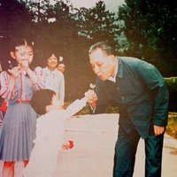 1987��4�£���Сƽ�ڱ�����Ȫɽ������һ���ѹ�Ӣ����