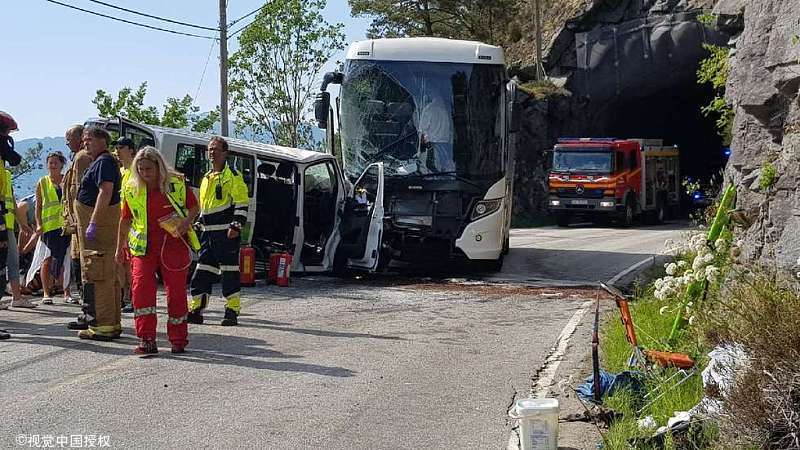 惊心！大货车随意变道将轿车撞成“碰碰车” 轿车一家四口侥幸逃