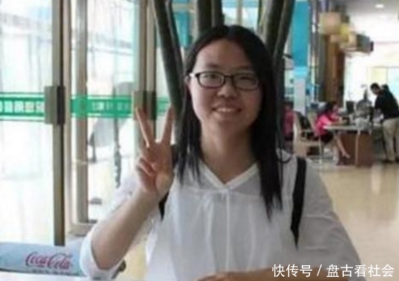 某女学生高考成绩655分,激动给老师报喜,老师