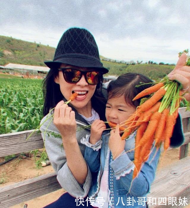 章子怡疑怀二胎消息后首发文,抱着醒宝巧妙遮