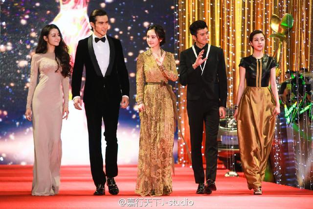 盘点娱乐圈那些拥有逆天大长腿的女明星们，每一个都是行走的腿精