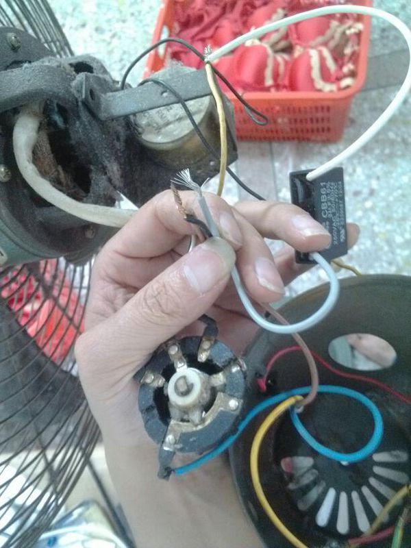 请问电风扇电容器接线接在电机引出的黑黄两根