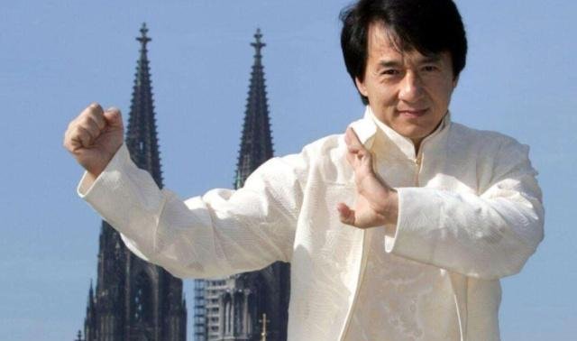 成家班被曝诈骗传闻,成龙出面打假,网友更关心