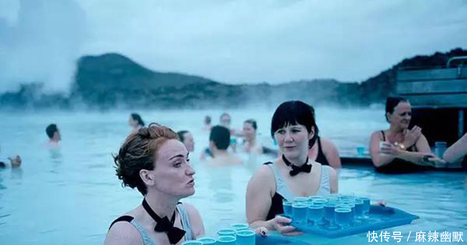 冰岛温泉，被众多美女占领，竟往脸上涂泥浆场面太费解!