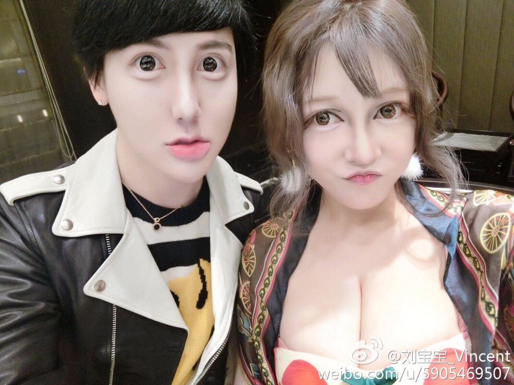 PS神功!蛇精男闺蜜乳沟超长直逼下巴