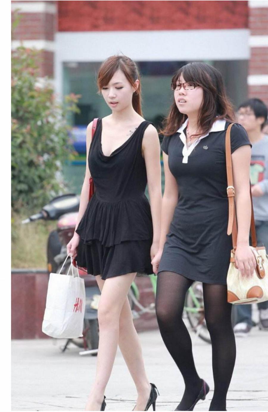 街拍:出处美女穿旗袍大街的一身,美女下露出的旗袍gif卵蓝色网蛋图片