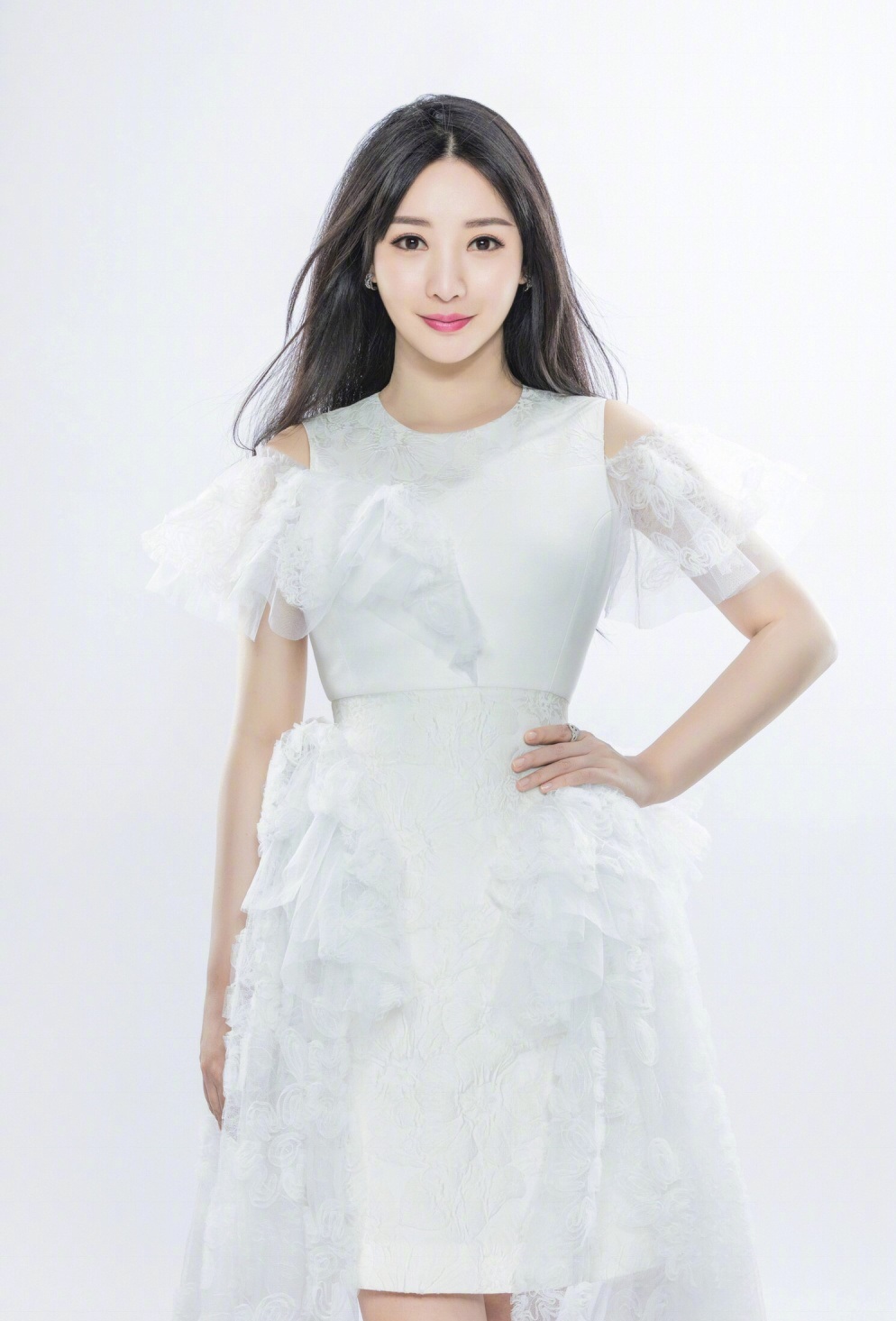 柳岩穿白裙像极了芭比娃娃,网友:又微调了?