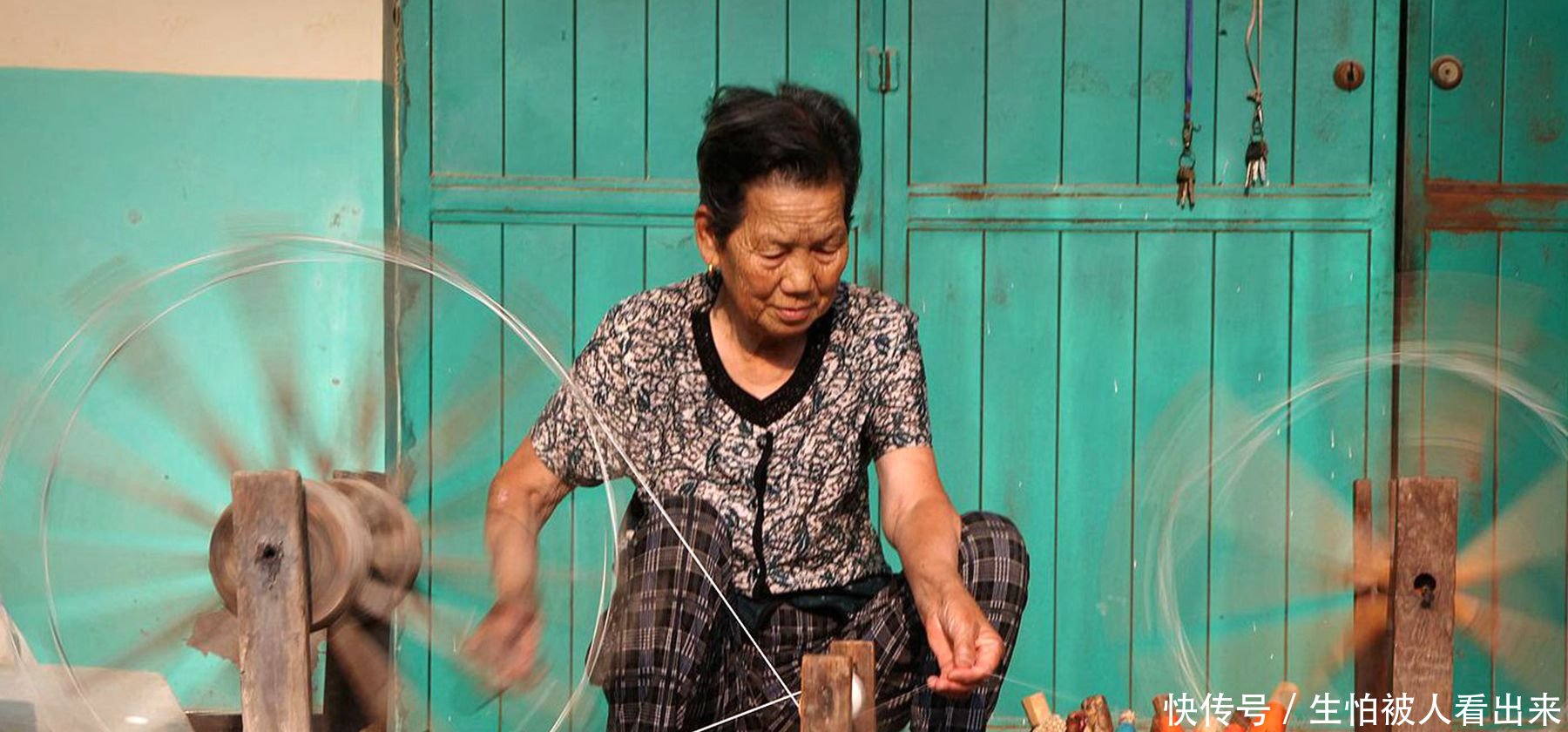 农村80岁老人巧手织棉布,她说治好10多年的颈