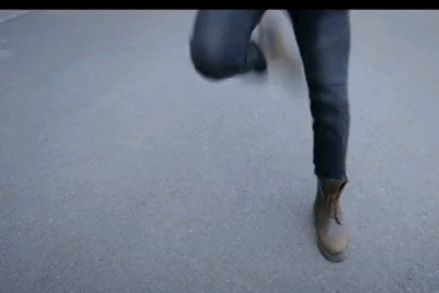 让那孩子别乱动 结果散场下楼梯时 那孩子在背后推我 幸好老公立马