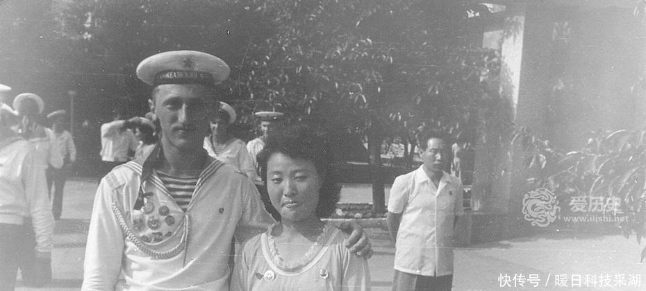 80年代苏联海军访问朝鲜的珍贵照片 男女搂着