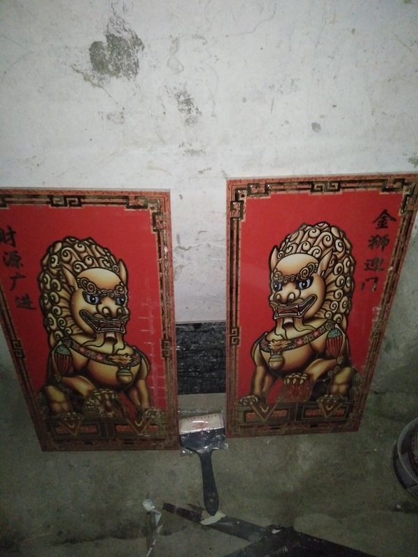 围墙大门的石柱上面贴的瓷砖对联,下面想再贴