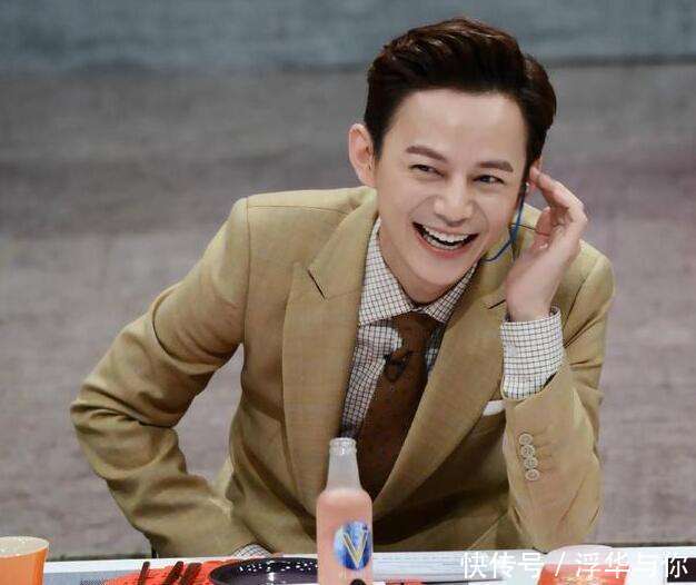 李小璐穿超短裙跳舞,身旁的何老师十分的暖心