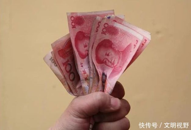 6岁女儿每天捡到500元，母亲偷偷跟随，看到这一幕泪流满面！