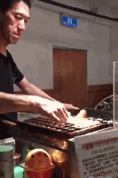 搞笑gif: 追了十年的妹子, 现在终于追上了!