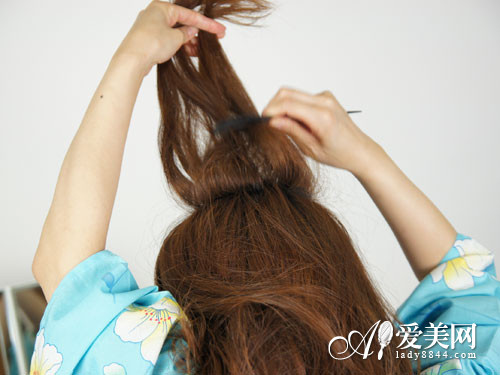 <em>夏季</em>淑女<em>扎发简单</em>花朵发饰显优雅_360问答