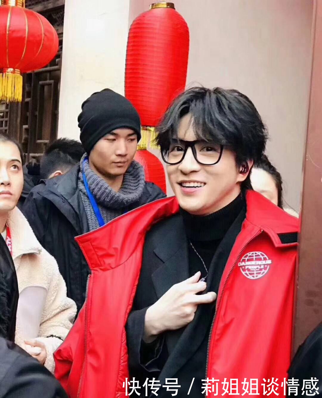 薛之谦春晚彩排曝光,露脚踝缩成一团,大号西装