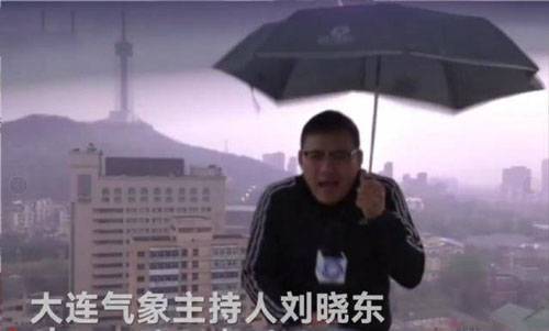 史上最惨的主持人，曾遭雷劈走红，昨日直播台风又出事了！