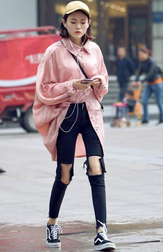 街拍:图七露脐装小蛮腰好性感,短裤穿那么短出