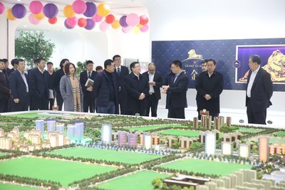 隆基泰和智慧能源控股公司执行董事兼行政总裁魏强等公司高层领导陪同