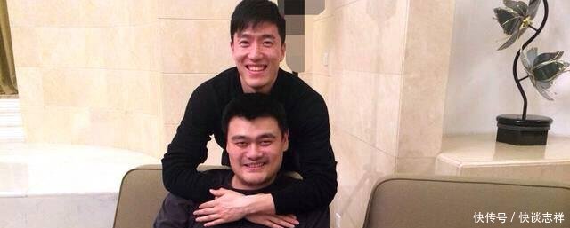 杨幂最聪明与2米26的姚明这样拍照避免了尴尬