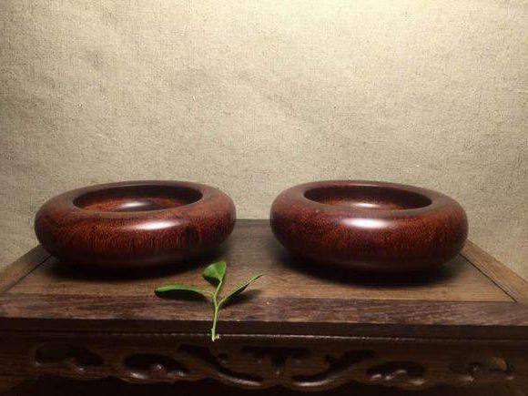 清洁工清理厕所时发现两块木头,找专人鉴定后