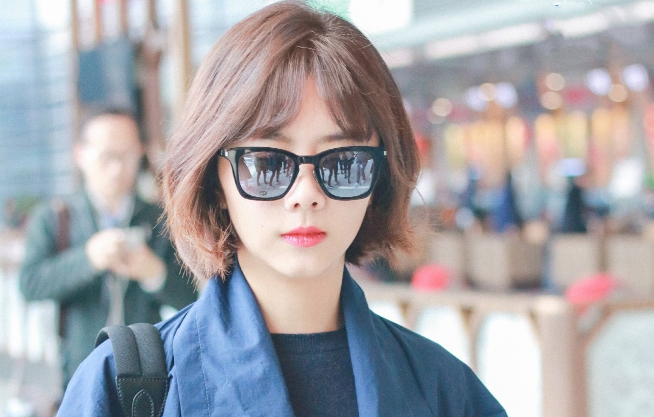 暖心!谭松韵现身机场,粉丝不拍照不录像,默默跟