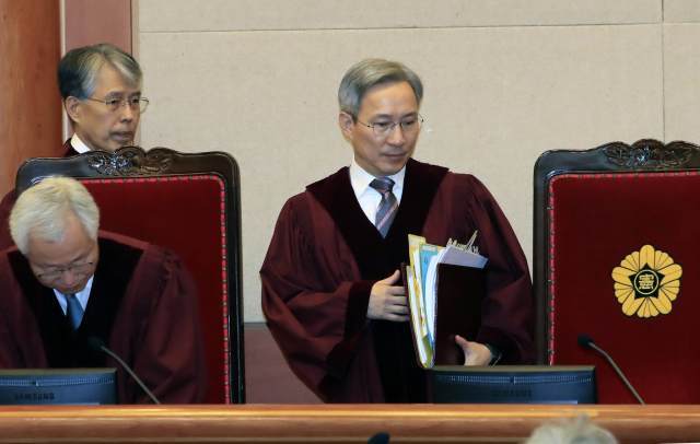 2017年1月23日,韩国宪法法院总统弹劾案主审法官姜日源(中)在庭审现场