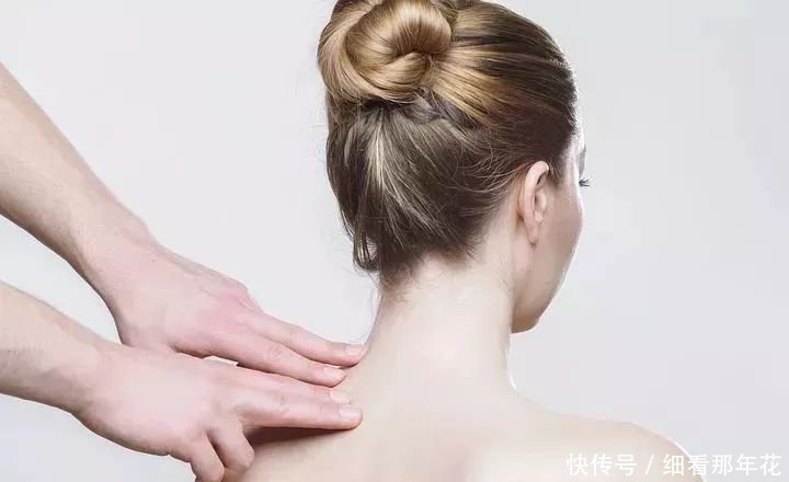 哺乳期肩背部按摩手法