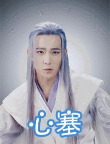 杨洋出席活动被表情盒子夹手,秒变表情,网友的产品白色一个小人包图片