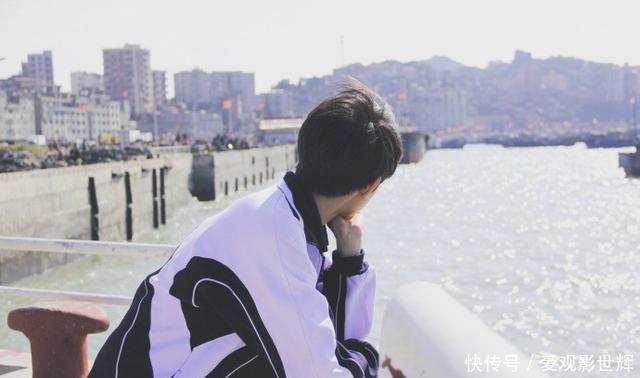 王源微博发背影搞怪撩人 叫我一声我就敢回头