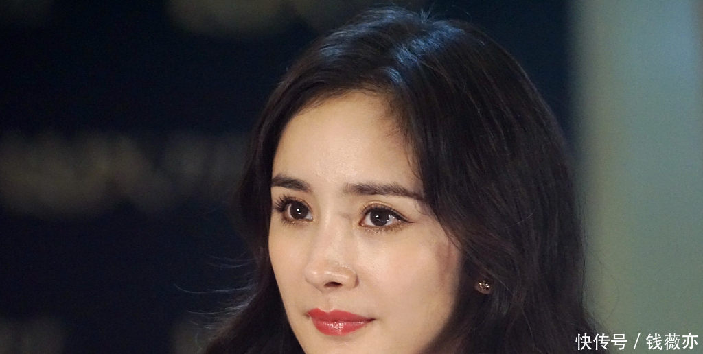 杨幂白裙红唇 浅笑撩发颜值爆表