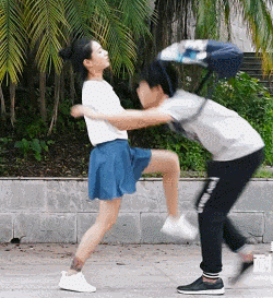 搞笑动态图gif: 这家伙太贱了,想打我有本事快来追我啊