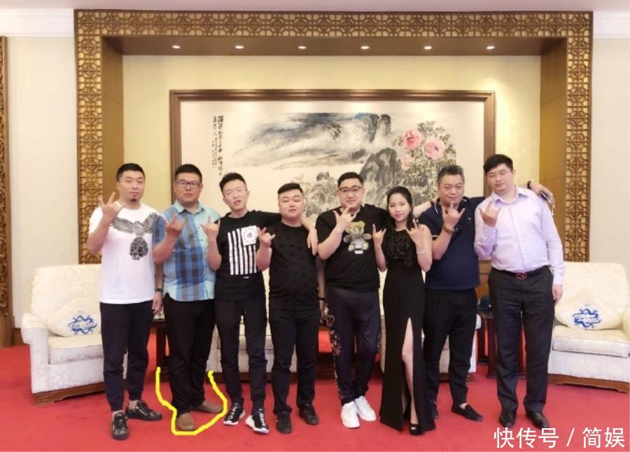 YY神豪怒脱所有马甲,好兄弟舞帝利哥关心安慰