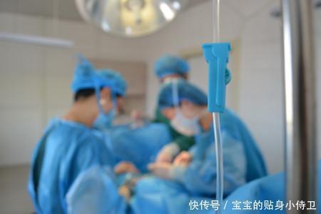 助产士帮孕妇压出九斤大胖儿子,看到孩子后,