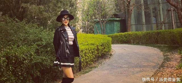 李小璐俏皮少女装接甜馨, 网友穿这样去幼儿园