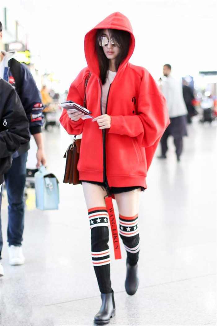 王丽坤穿红色羽绒服现身机场, 网友: 很有林更新