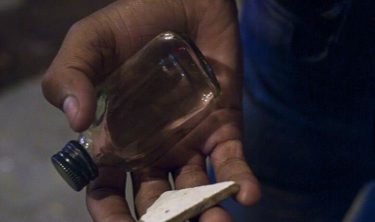 男子为了家庭,从事特殊工作,却告诉妻子自己