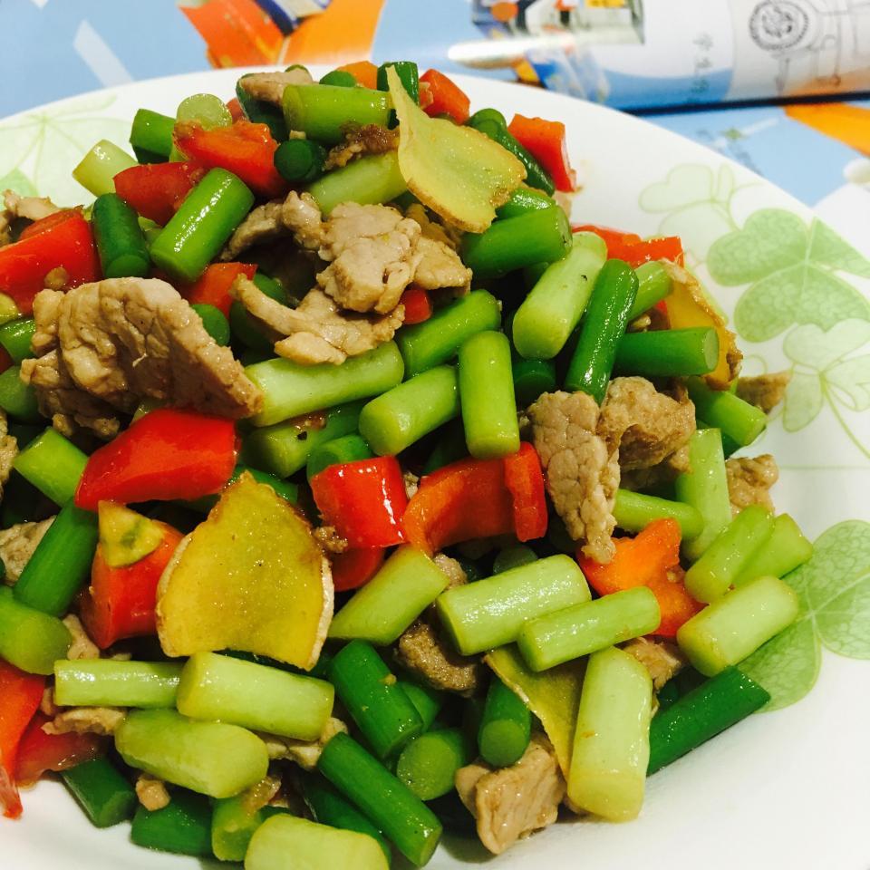 淀粉:蒜苔,猪肉,鸡精,红椒,水用料,料酒,盐,生抽,姜杭帮卤鸡爪图片