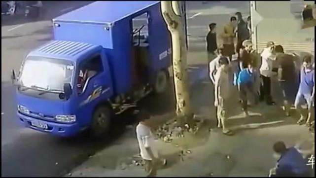 超市送货员正准备卸货, 监控突然拍下令人揪心